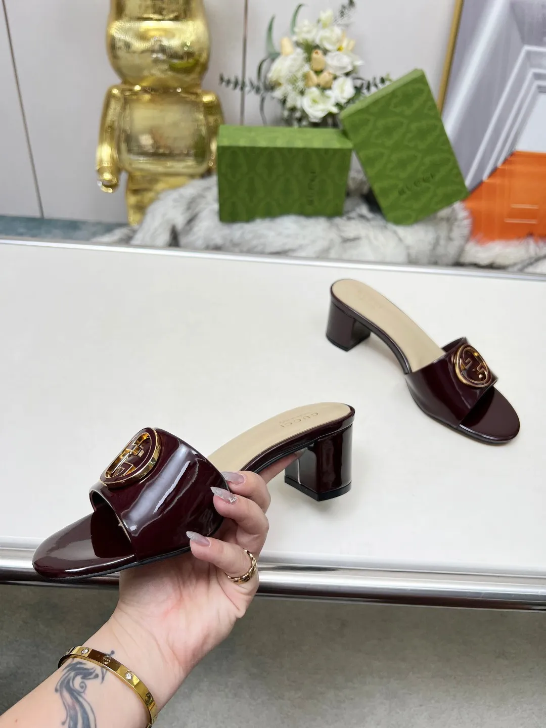 👟👟Ex-factory price 360👟👟 Genuine leather sole +40 Gucci 𝟐𝟎𝟐5 new spring and summer double G buckle round toe medium heel slippers, this G family series of slippers are so beautiful, high-end must buy~ The double G Logo is so beautiful on the feet, a classy style! The buttons have the GUCCI logo. Fabric: Cowhide Lining: Sheepskin lining Sheepskin pad Heel height: 5CM Sole: Italian genuine leather outsole Size: 35-44 [42 43 44 customized]